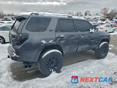 Trzecie zdjęcie samochodu z tyłu: 2023 TOYOTA 4RUNNER SE VIN:JTEMU5JR0P6167719 - miniatura