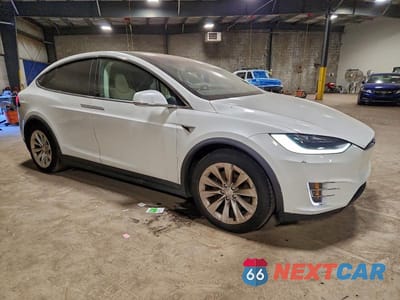 Czwarte zdjęcie samochodu z boku: 2017 TESLA MODEL X VIN:5YJXCAE21HF076670 - miniatura