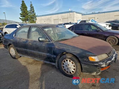 Czwarte zdjęcie samochodu z boku: 1996 HONDA ACCORD EX VIN:1HGCD5658TA029778 - miniatura