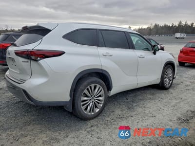 Trzecie zdjęcie samochodu z tyłu: 2024 TOYOTA HIGHLANDER HYBRID LIMITED VIN:5TDEBRCH0RS633646 - miniatura