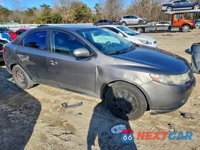 Czwarte zdjęcie samochodu z boku: 2012 KIA FORTE EX VIN:KNAFU4A25C5471796 - miniatura