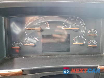 Zdjęcie 8 z 10 samochodu: 2006 VOLVO VNL SEMI TRUCK VIN:4V4NC9GHX6N420460 - miniatura