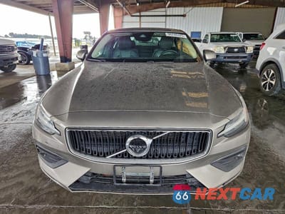 Piąte zdjęcie samochodu w środku: 2020 VOLVO S60 T5 MOMENTUM VIN:7JR102FKXLG063855 - miniatura