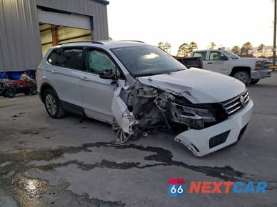 Czwarte zdjęcie samochodu z boku: 2020 VOLKSWAGEN TIGUAN S VIN:3VV1B7AX8LM154610 - miniatura