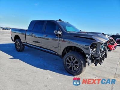 Czwarte zdjęcie samochodu z boku: 2024 RAM 2500 LARAMIE VIN:3C6UR5NL2RG375475 - miniatura