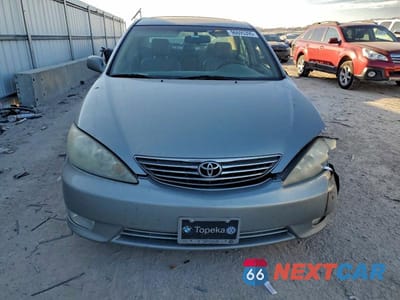 Piąte zdjęcie samochodu w środku: 2005 TOYOTA CAMRY LE VIN:4T1BE32K05U596734 - miniatura