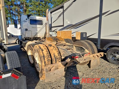 Trzecie zdjęcie samochodu z tyłu: 2013 VOLVO VNL SEMI TRUCK VIN:4V4NC9EJ3DN568713 - miniatura