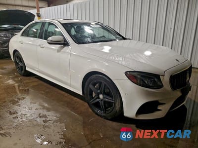 Czwarte zdjęcie samochodu z boku: 2017 MERCEDES-BENZ E 300 4MATIC VIN:WDDZF4KB7HA025467 - miniatura