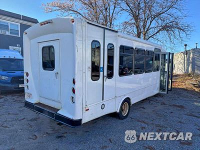 Czwarte zdjęcie samochodu z boku: 2017 FORD ECONOLINE E450 SUPER DUTY CUTAWAY VAN VIN:1FDFE4FS9HDC32527 - miniatura