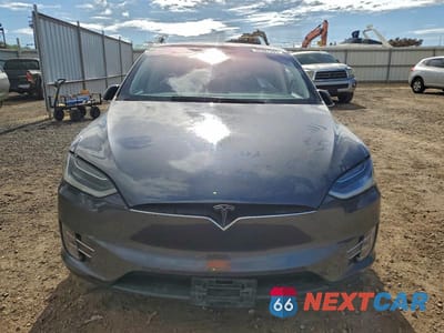 Piąte zdjęcie samochodu w środku: 2016 TESLA MODEL X VIN:5YJXCBE40GFS00191 - miniatura