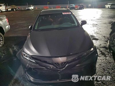 Piąte zdjęcie samochodu w środku: 2018 TOYOTA CAMRY L VIN:4T1B11HK0JU642872 - miniatura