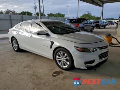 Czwarte zdjęcie samochodu z boku: 2017 CHEVROLET MALIBU LT VIN:1G1ZE5ST2HF101698 - miniatura
