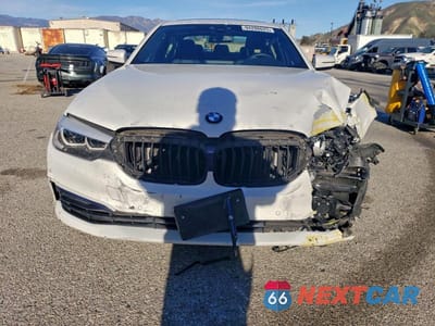 Piąte zdjęcie samochodu w środku: 2019 BMW 530E VIN:WBAJA9C54KB393986 - miniatura