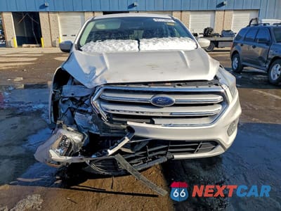 Piąte zdjęcie samochodu w środku: 2019 FORD ESCAPE SE VIN:1FMCU9GD3KUC57644 - miniatura