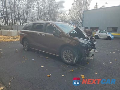 Czwarte zdjęcie samochodu z boku: 2023 TOYOTA SIENNA XLE VIN:5TDJSKFC3PS103772 - miniatura
