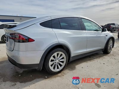 Trzecie zdjęcie samochodu z tyłu: 2018 TESLA MODEL X VIN:5YJXCDE21JF101252 - miniatura