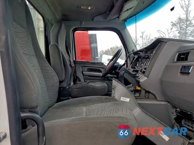 Piąte zdjęcie samochodu w środku: 2015 KENWORTH T680 SEMI TRUCK VIN:1XKYD49X7FJ452212 - miniatura