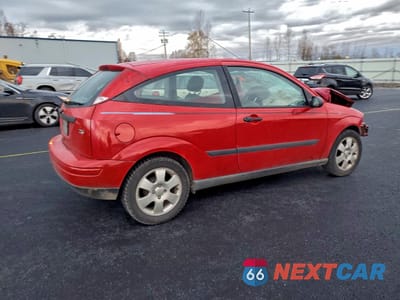 Trzecie zdjęcie samochodu z tyłu: 2000 FORD FOCUS ZX3 VIN:3FAFP3132YR173357 - miniatura