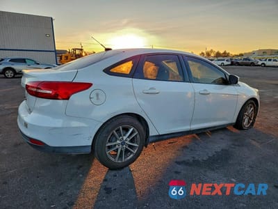 Trzecie zdjęcie samochodu z tyłu: 2016 FORD FOCUS SE VIN:1FADP3F2XGL272237 - miniatura