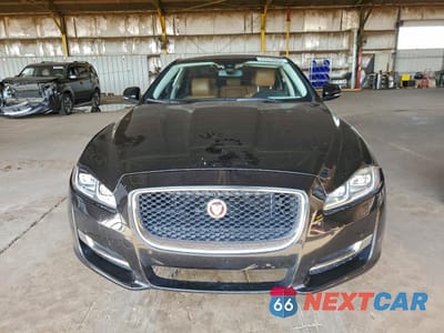 Piąte zdjęcie samochodu w środku: 2016 JAGUAR XJ VIN:SAJWA1C74G8V98810 - miniatura
