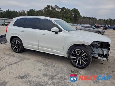 Czwarte zdjęcie samochodu z boku: 2022 VOLVO XC90 T6 MOMENTUM VIN:YV4A22PK0N1830753 - miniatura