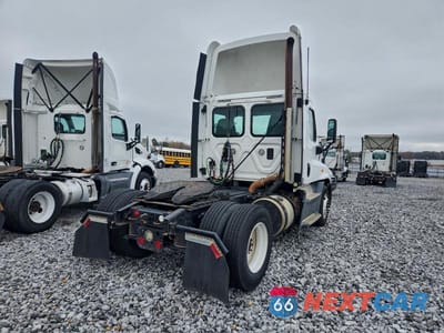 Czwarte zdjęcie samochodu z boku: 2015 FREIGHTLINER CASCADIA SEMI TRUCK VIN:1FUBGEDV4FLGH4769 - miniatura