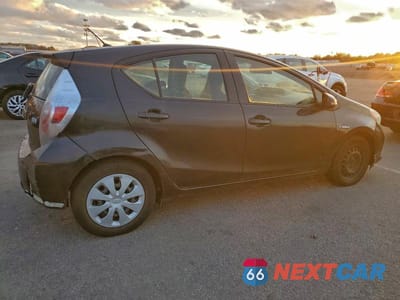 Trzecie zdjęcie samochodu z tyłu: 2013 TOYOTA PRIUS C VIN:JTDKDTB31D1550071 - miniatura