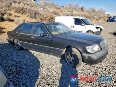 Czwarte zdjęcie samochodu z boku: 1999 MERCEDES-BENZ S 500 VIN:WDBGA51G5XA425043 - miniatura