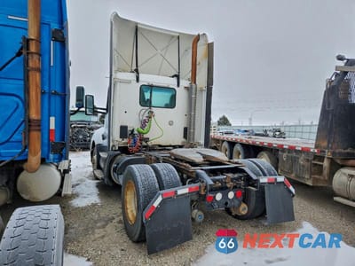 Trzecie zdjęcie samochodu z tyłu: 2016 KENWORTH T680 SEMI TRUCK VIN:1XKYA48X8GJ496344 - miniatura