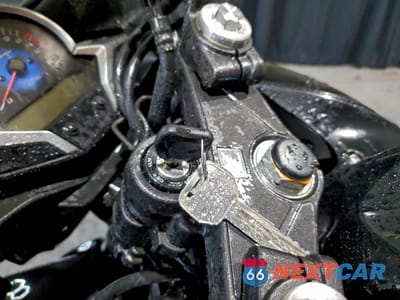 Zdjęcie 8 z 9 samochodu: 2013 HONDA CBR250 R VIN:MLHMC4105D5301917 - miniatura