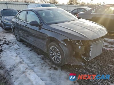 Czwarte zdjęcie samochodu z boku: 2021 VOLKSWAGEN JETTA S VIN:3VWC57BU2MM042239 - miniatura