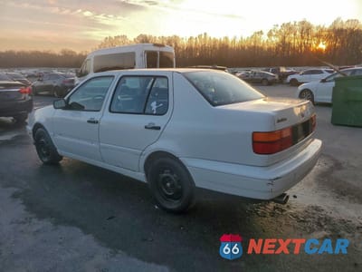 Drugie zdjęcie samochodu z przodu: 1998 VOLKSWAGEN JETTA GL VIN:3VWRA81H6WM107693 - miniatura