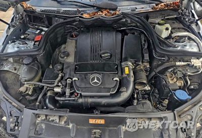 Zdjęcie 7 z 10 samochodu: 2013 MERCEDES-BENZ C 250 VIN:WDDGJ4HB0DF995087 - miniatura