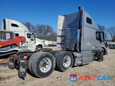 Czwarte zdjęcie samochodu z boku: 2014 VOLVO VNL SEMI TRUCK VIN:4V4NC9EH6EN162214 - miniatura