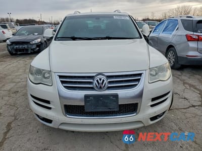 Piąte zdjęcie samochodu w środku: 2010 VOLKSWAGEN TOUAREG TDI VIN:WVGFK7A93AD002177 - miniatura