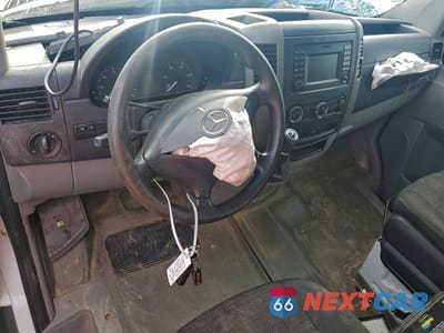 Zdjęcie 8 z 12 samochodu: 2015 MERCEDES BENZ SPRINTER 2500 DELIVERY VAN VAN VIN:WD3PE7DC2FP156273 - miniatura