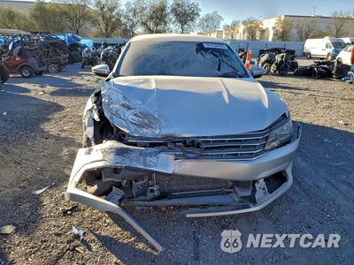 Piąte zdjęcie samochodu w środku: 2017 VOLKSWAGEN PASSAT S VIN:1VWAT7A3XHC005422 - miniatura