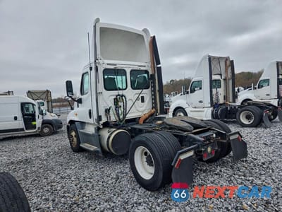 Trzecie zdjęcie samochodu z tyłu: 2015 FREIGHTLINER CASCADIA SEMI TRUCK VIN:1FUBGEDV4FLGH4769 - miniatura