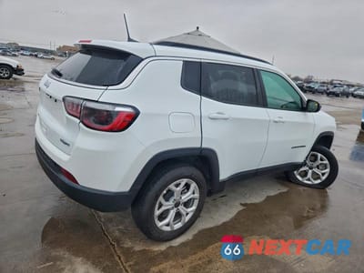 Trzecie zdjęcie samochodu z tyłu: 2025 JEEP COMPASS LATITUDE VIN:3C4NJDBN9ST560639 - miniatura