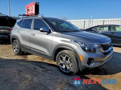Czwarte zdjęcie samochodu z boku: 2023 KIA SELTOS EX VIN:KNDERCAA0P7421349 - miniatura