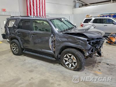 Czwarte zdjęcie samochodu z boku: 2023 TOYOTA 4RUNNER SE VIN:JTERU5JR8P6131301 - miniatura