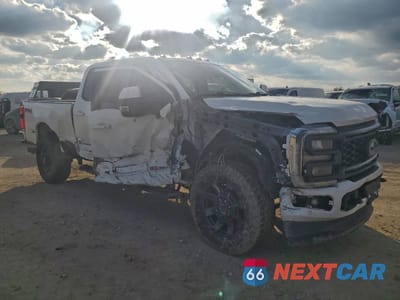 Czwarte zdjęcie samochodu z boku: 2023 FORD F250 SUPER DUTY VIN:1FT8W2BM7PEC41600 - miniatura