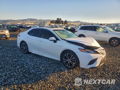 Czwarte zdjęcie samochodu z boku: 2020 TOYOTA CAMRY SE VIN:4T1G11AK1LU393971 - miniatura