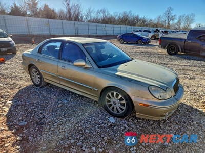 Czwarte zdjęcie samochodu z boku: 2003 HYUNDAI SONATA GLS VIN:KMHWF35H23A873767 - miniatura