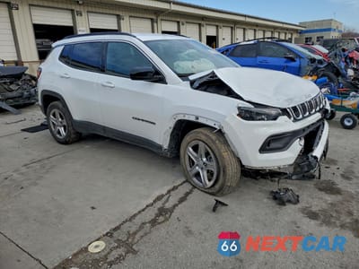 Czwarte zdjęcie samochodu z boku: 2023 JEEP COMPASS LATITUDE VIN:3C4NJDBN1PT561744 - miniatura