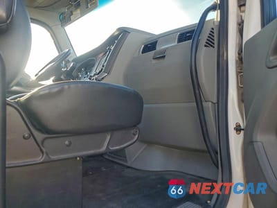 Piąte zdjęcie samochodu w środku: 2019 KENWORTH T680 SEMI TRUCK VIN:1XKYA48X7KJ297195 - miniatura