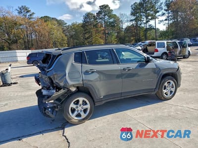 Trzecie zdjęcie samochodu z tyłu: 2024 JEEP COMPASS LATITUDE VIN:3C4NJDBN6RT592815 - miniatura