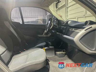 Piąte zdjęcie samochodu w środku: 2012 SMART FORTWO PURE VIN:WMEEJ3BA5CK540092 - miniatura