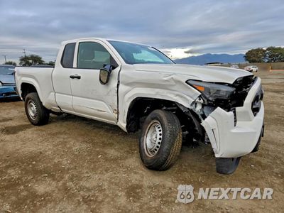 Czwarte zdjęcie samochodu z boku: 2025 TOYOTA TACOMA XTRACAB VIN:3TYJDAHN3ST030614 - miniatura