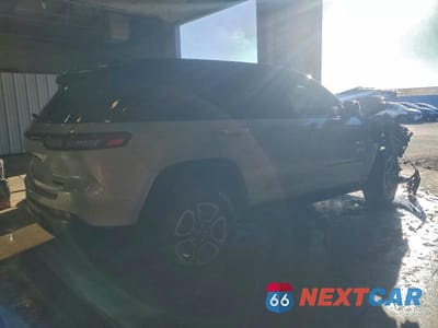 Trzecie zdjęcie samochodu z tyłu: 2022 JEEP GRAND CHEROKEE TRAILHAWK 4XE VIN:1C4RJYC65N8747850 - miniatura